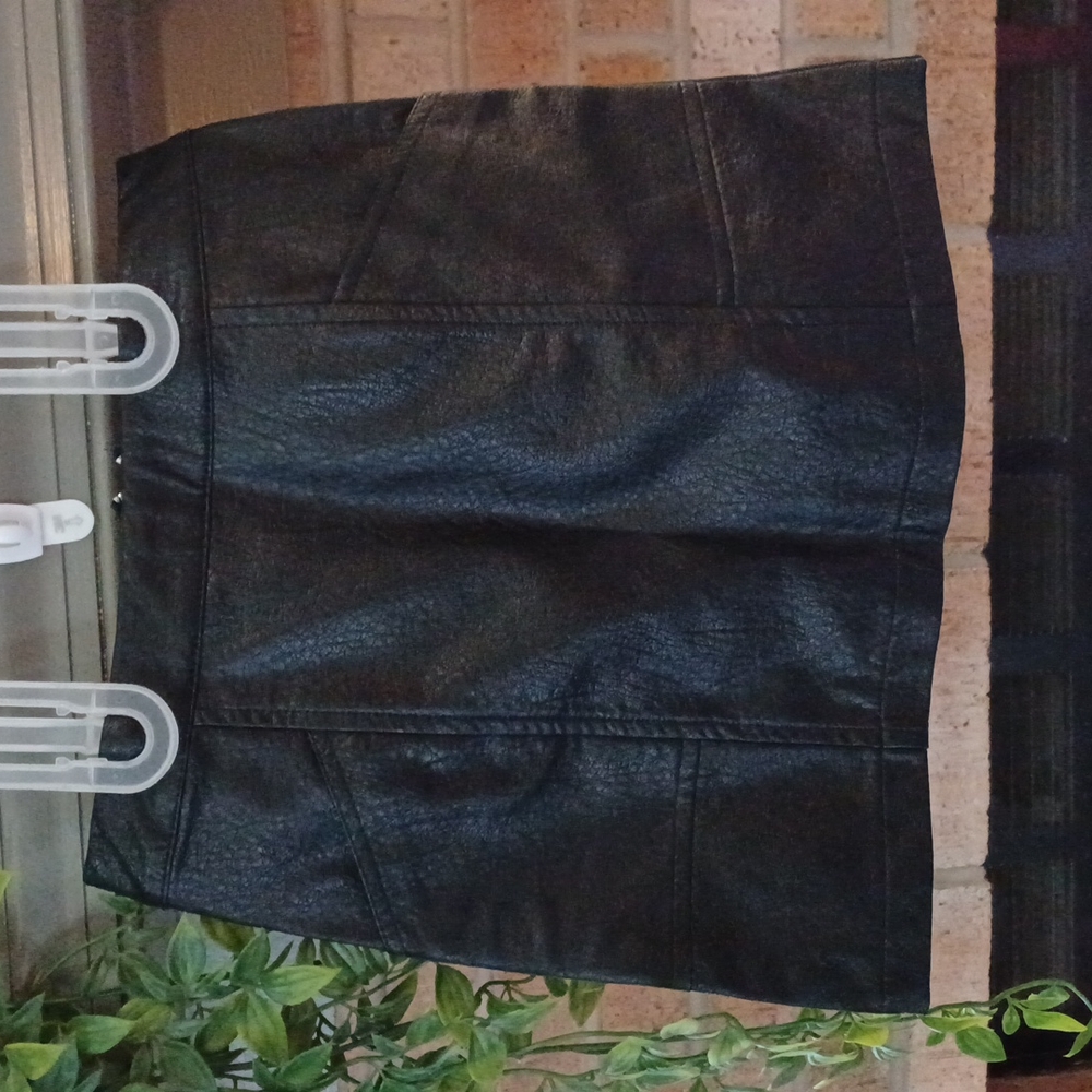 Brand new 6/6x leather-like skirt with pockets